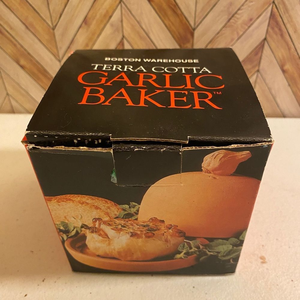 1993 Boston Warehouse Garlic Baker [Item 590]